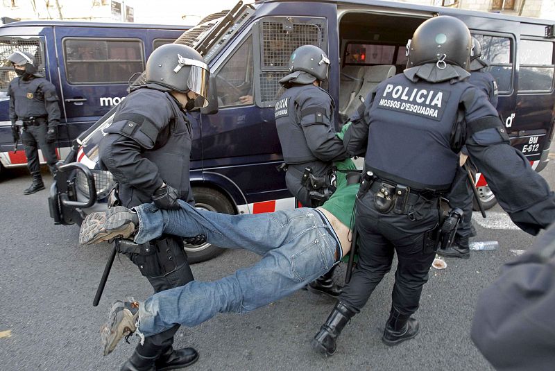 Cinco Mossos han resultado heridos, uno de ellos de gravedad