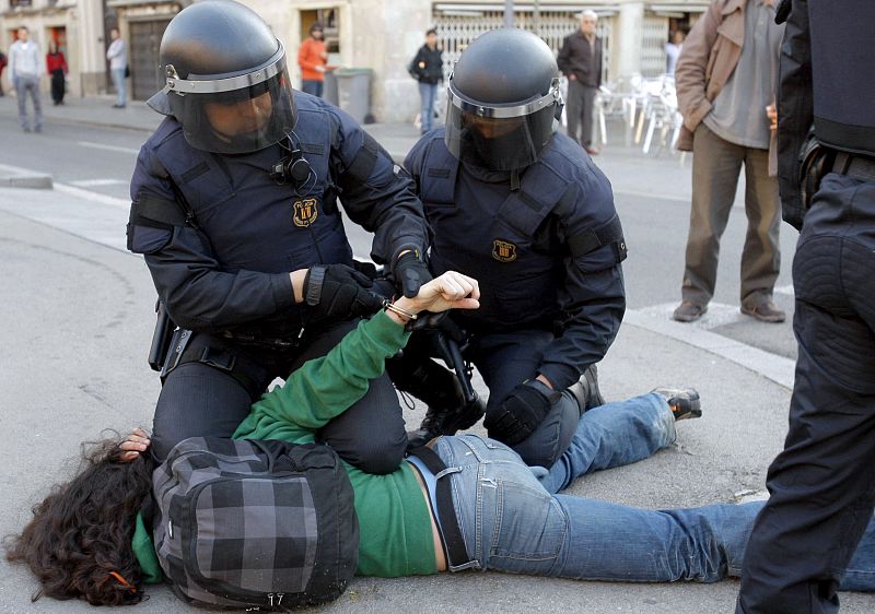 53 estudiantes encerrados han sido desalojados del rectorado de la Universidad de Barcelona.