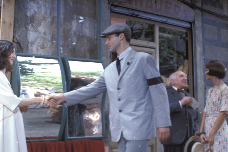 Otra de las escenas que transcurren en el barrio barcelonés de Gracia durante las fiestas