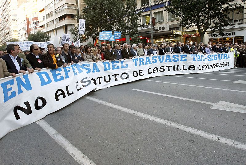 CIENTOS DE MILES DE PERSONAS SE MANIFIESTAN EN MURCIA A FAVOR DEL TRASVASE