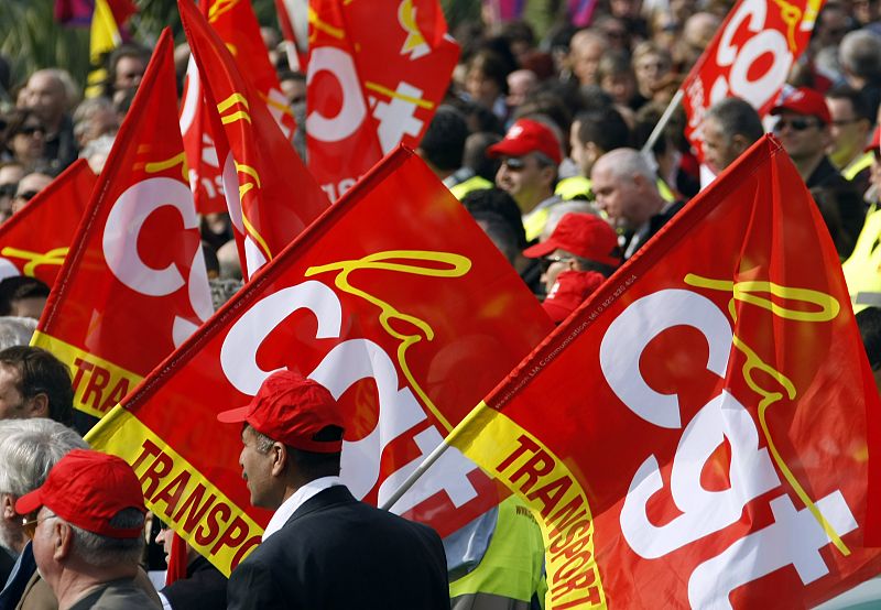 Manifestantes en Niza con banderas del sindicato CGT