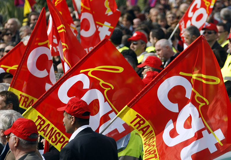 Manifestantes en Niza con banderas del sindicato CGT
