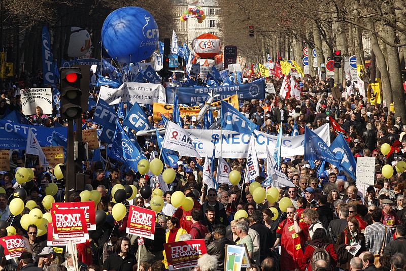 Manifestación en París de trabajadores de los sectores público y privado