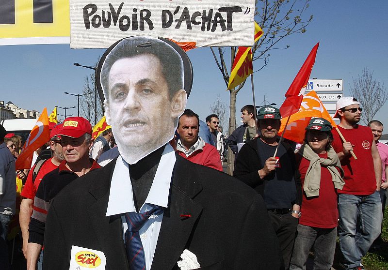 Un manifestante en Burdeos lleva una máscara con el rostro del Presidente de Francia Nicolas Sarkozy
