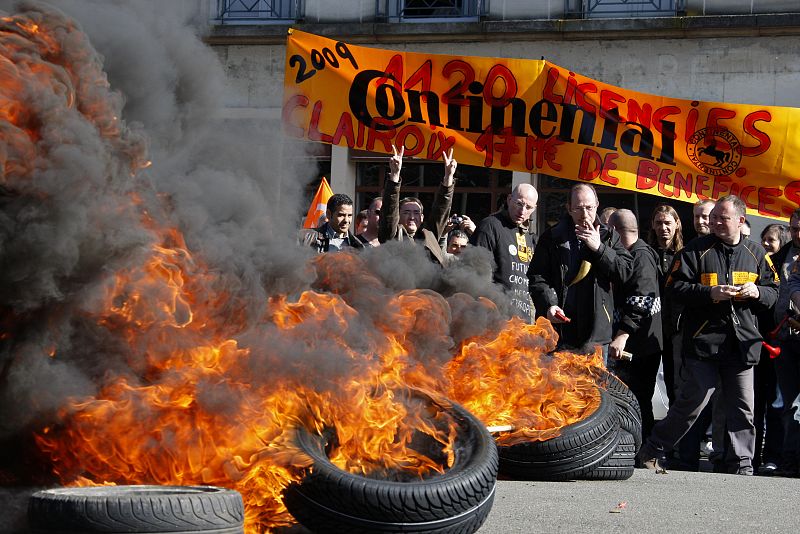 Empleados de la empresa Continental en Clairoix queman neumáticos durante la protesta