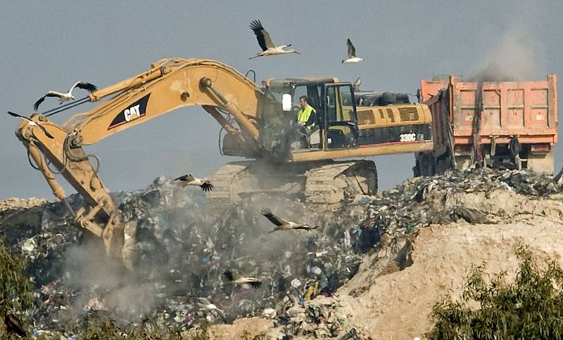 Una excavadora busca entre la basura del vertedero de Montemarta.