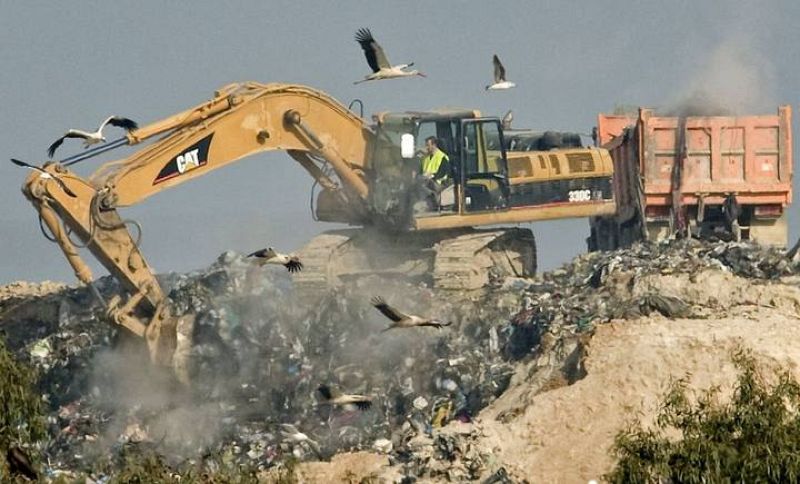 Una excavadora busca entre la basura del vertedero de Montemarta.