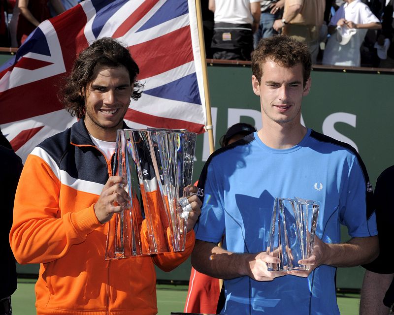 Rafael Nadal sostiene el trofeo de campeón de Indian Wells junto al británico Andy Murray.