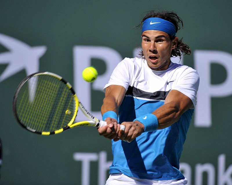 El tenista español Rafael Nadal devuelve la pelota ante el británico Andy Murray.