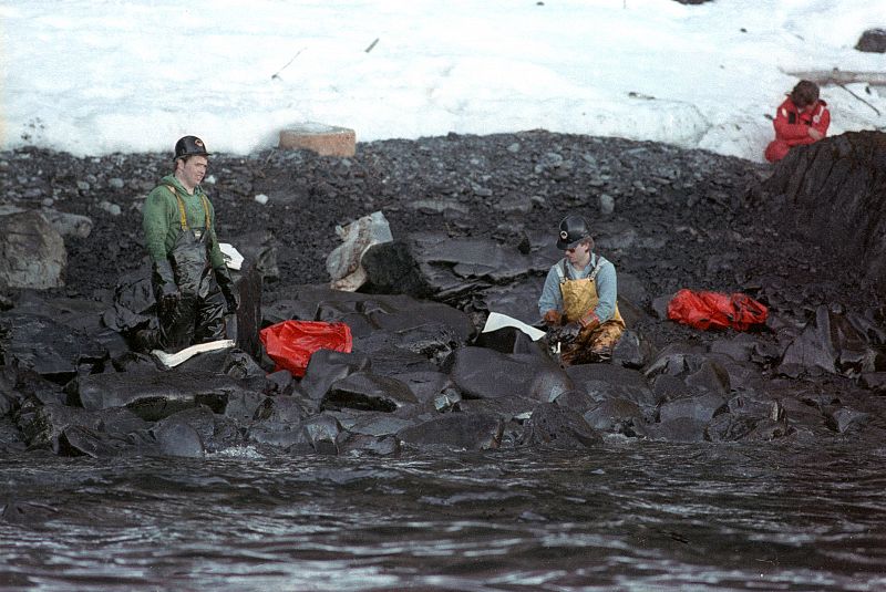 Los equipos de limpieza se enfrentaron en 1989 al mayor y más devastador vertido de petróleo en toda la historia de Estados Unidos