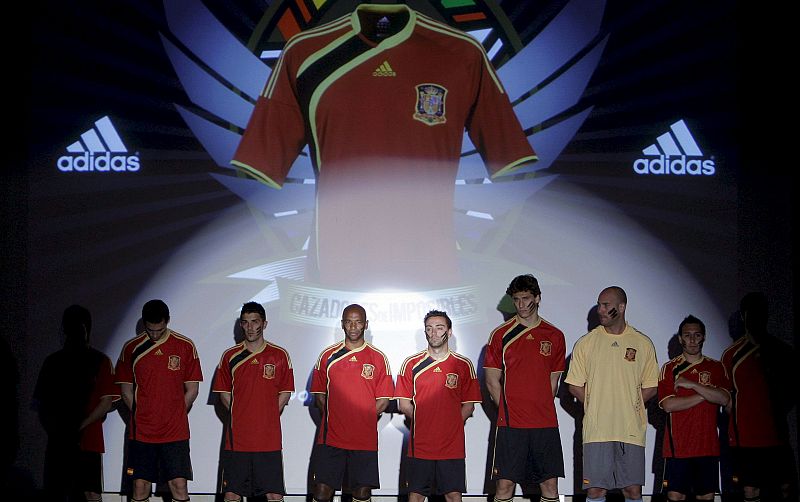 España jugará con su nueva camiseta el campeonato entre las mejores selecciones de todos los continentes, del 14 al 28 de junio en Sudáfrica.