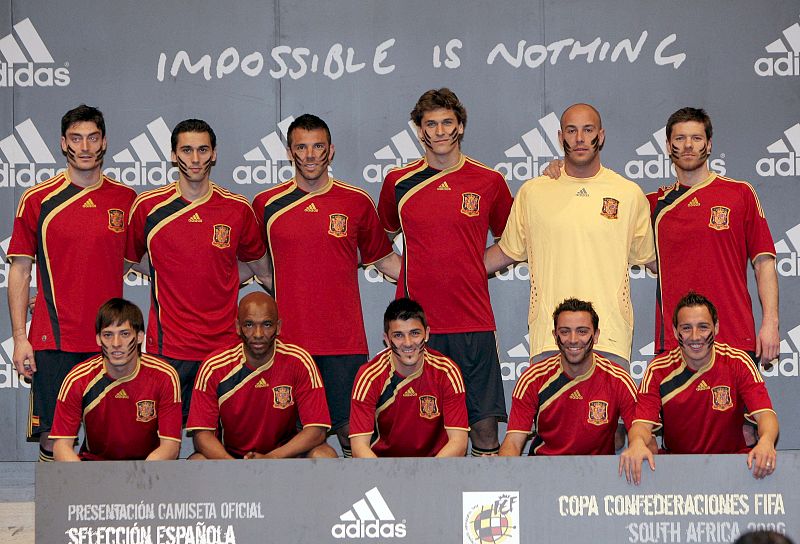 Franja azul y líneas amarillas adornan la clásica camiseta roja de la selección. Esta puede ser la foto de los campeones de la Copa Confederaciones.