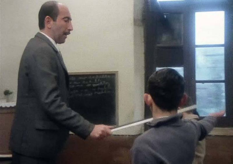 El maestro del pueblo es implacable con "El Mochuelo" y sus amigos