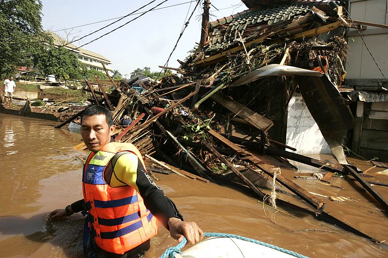 Al menos 50 personas han muerto al reventar un dique a las afueras de Yakarta, Indonesia