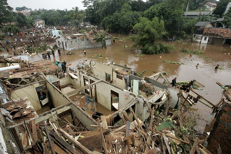 La presa ha cedido por el agua acumulada causando una riada
