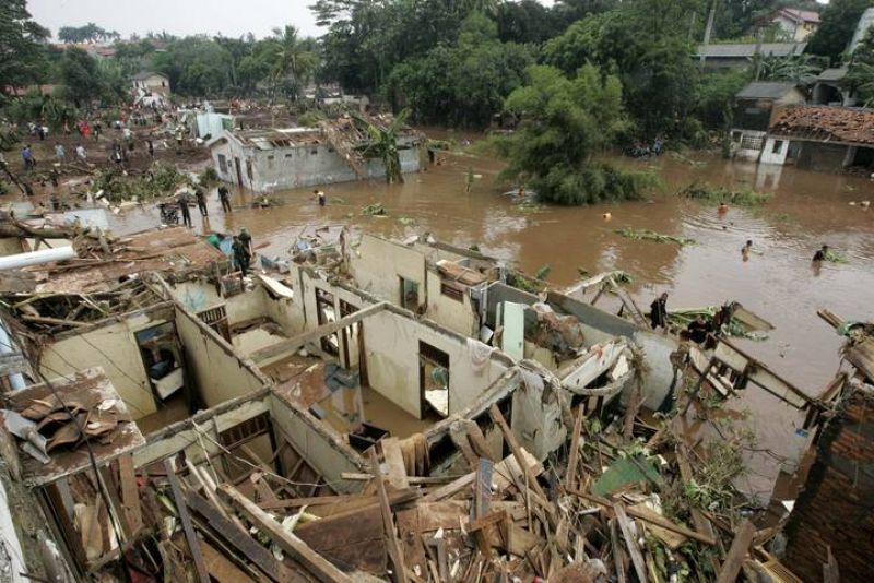 La presa ha cedido por el agua acumulada causando una riada