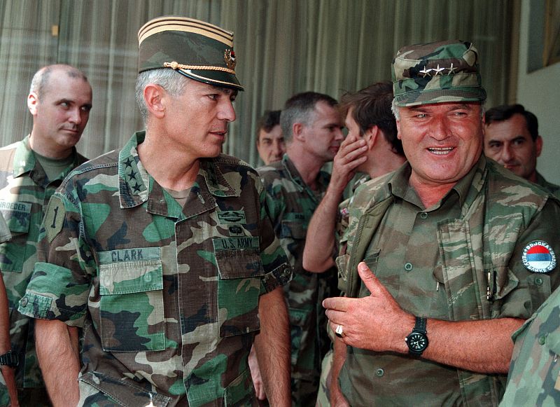 Comandante Mladic con el General norteamericano Wesley Clark en Banjaluka