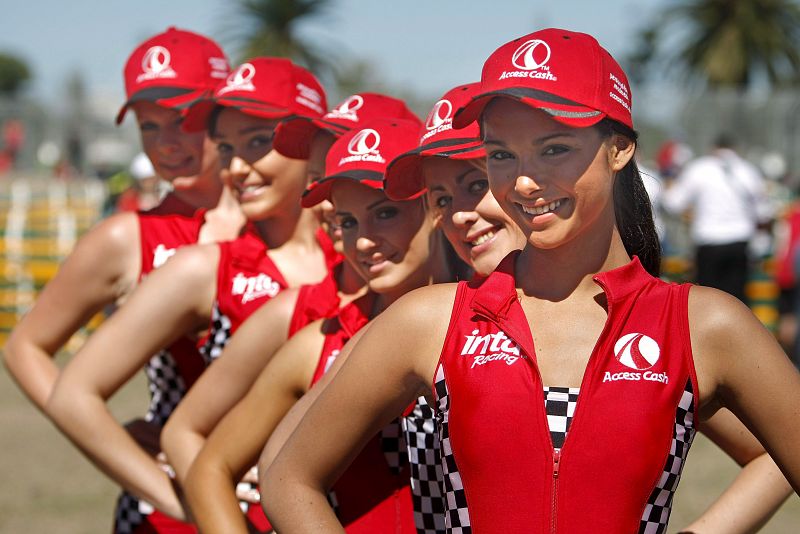 Varias modelos vestidas como asistentes de la zona de pits posan en el circuito Albert Park de Melbourne (Australia).