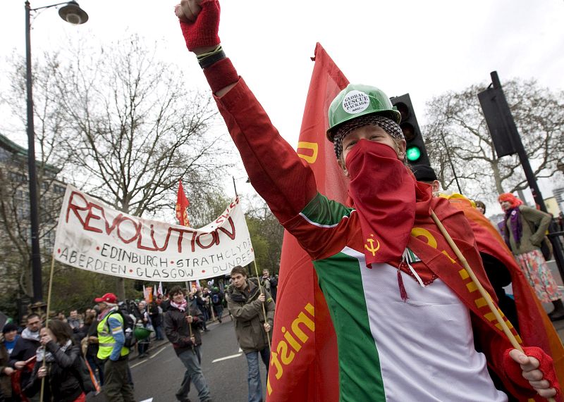 MILES DE PERSONAS PARTICIPAN EN UNA MANIFESTACIÓN EN EL CENTRO DE LONDRES EN EL MARCO DE LA CUMBRE DEL G20