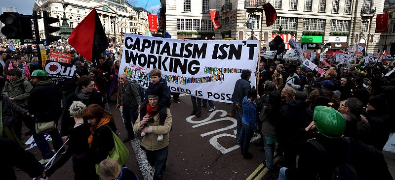 MILES DE PERSONAS PARTICIPAN EN UNA MANIFESTACIÓN EN LONDRES EN EL MARCO DE LA CUMBRE DEL G20