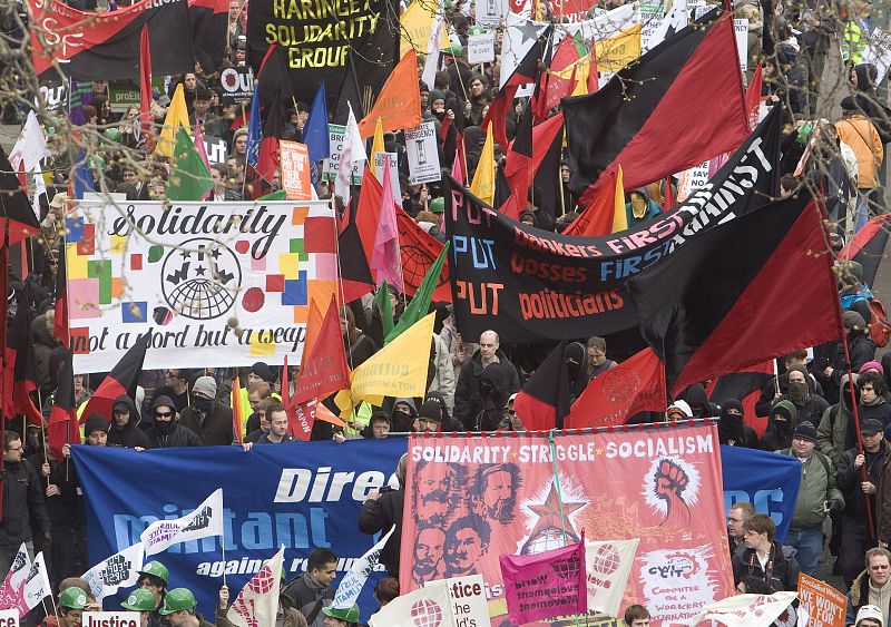 MILES DE PERSONAS PARTICIPAN EN UNA MANIFESTACIÓN EN EL CENTRO DE LONDRES EN EL MARCO DE LA CUMBRE DEL G20
