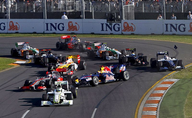 Varios monoplazas implicados en un choque en la primera vuelta del Gran Premio de Australia de Fórmula Uno en el circuito Albert Park de Melbourne.