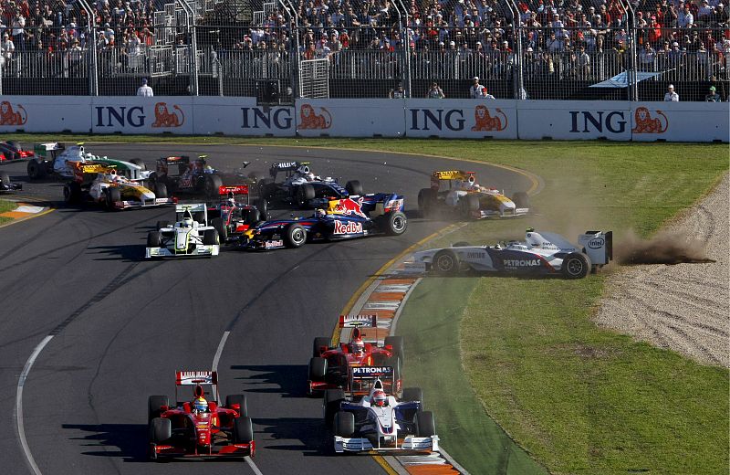 Algunos pilotos han tenido que salirse de pista e ir por la arena para evitar chocarse entre si.