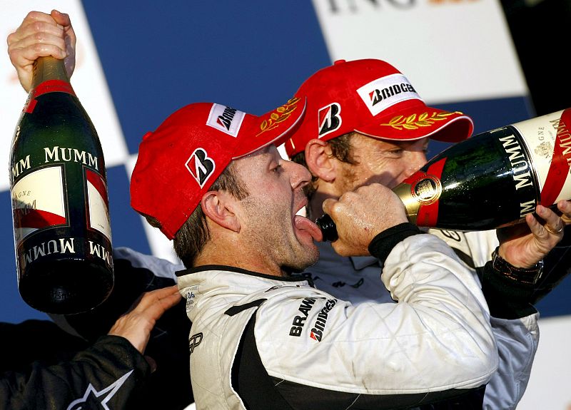 El piloto británico de Brawn GP, Jenson Button celebra su victoria en el podium con su compañero de equipo el brasileño Rubens Barrichello.