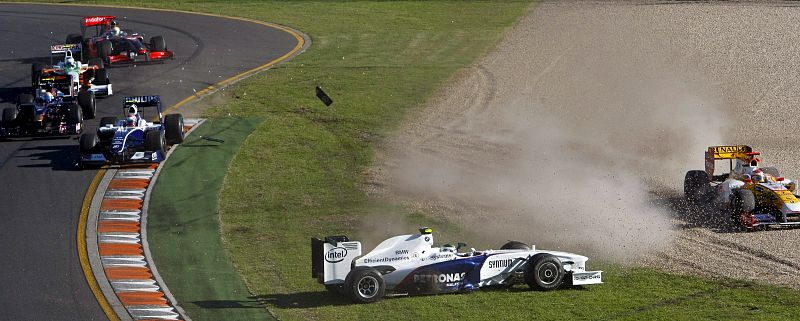 El piloto español de Fórmula Uno Fernando Alonso (dcha), de Renault, tras salirse de la pista después de que varios monoplazas se vieran implicados en un choque en la primera vuelta .