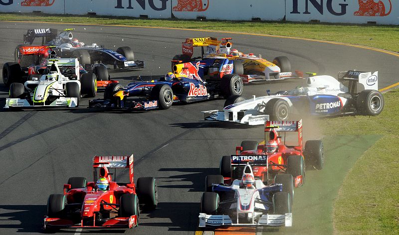 La mala salida de Rubens Barrichello ha provocado el choque de varios monoplazas en la salida del Gran Premio de Australia.