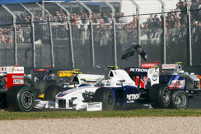 El piloto alemán de Fórmula Uno Nick Heidfeld (delante), de BMW Sauber, choca con el monoplaza de Mark Webber, de Red Bull, tras darse la salida del Gran Premio de Australia.