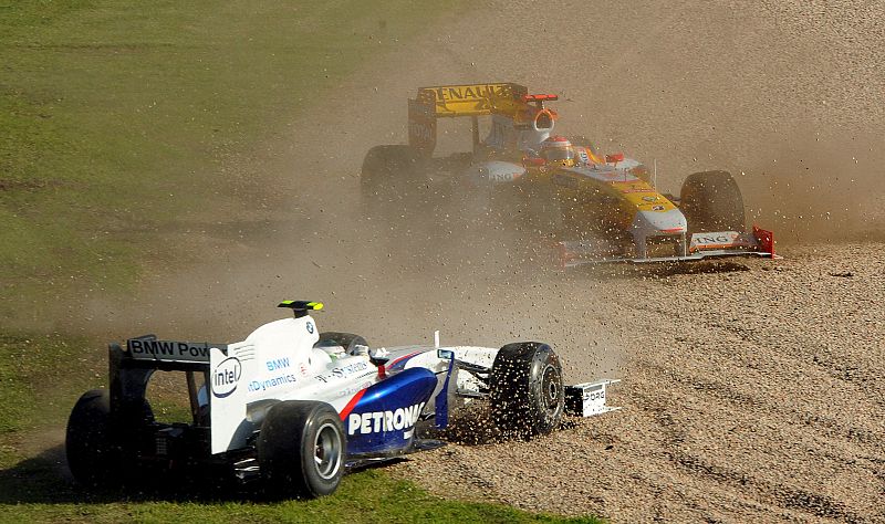 El bicampeón español, Fernando Alonso, tras salirse de la pista para evitar un choque en la primera vuelta del circuito Albert Park de Melbourne