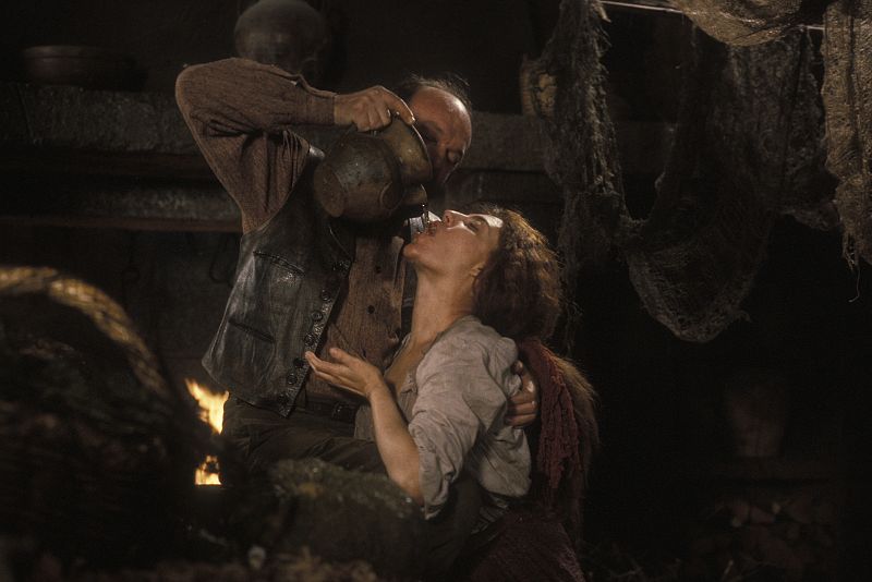 Charo López, en el papel de Sabel, la criada del marqués