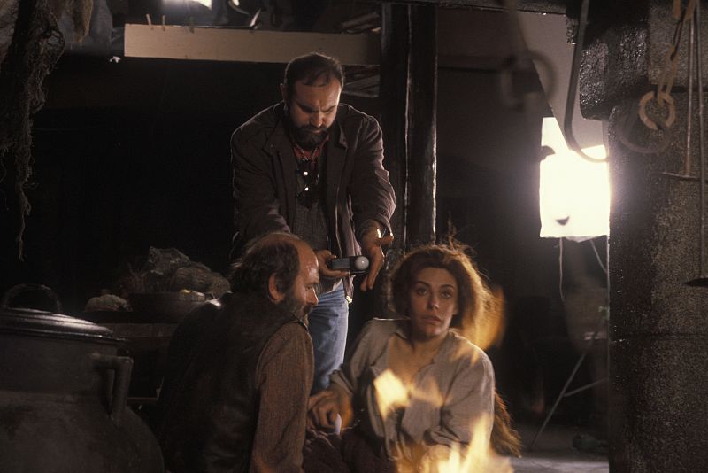 Charo López, Omero Antonutti y un miembro del equipo de fotografía durante el rodaje de "Los pazos de Ulloa".