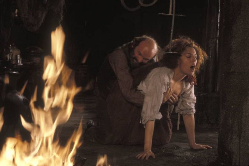  El argumento de la serie, inspirada en la novela de Emilia Pardo Bazán, gira en torno a la figura del marqués de Ulloa, un cacique rural.