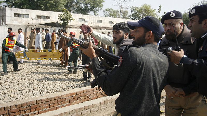 Policías disparando en comisaria de Lahore