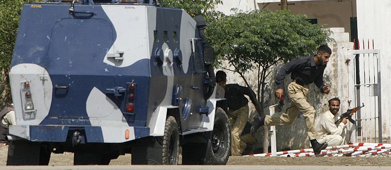 Policía en la entrada de la comisaria de Lahore