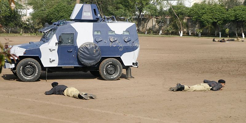 Policías heridos cerca de la zona del tiroteo en la comisaria de Lahore