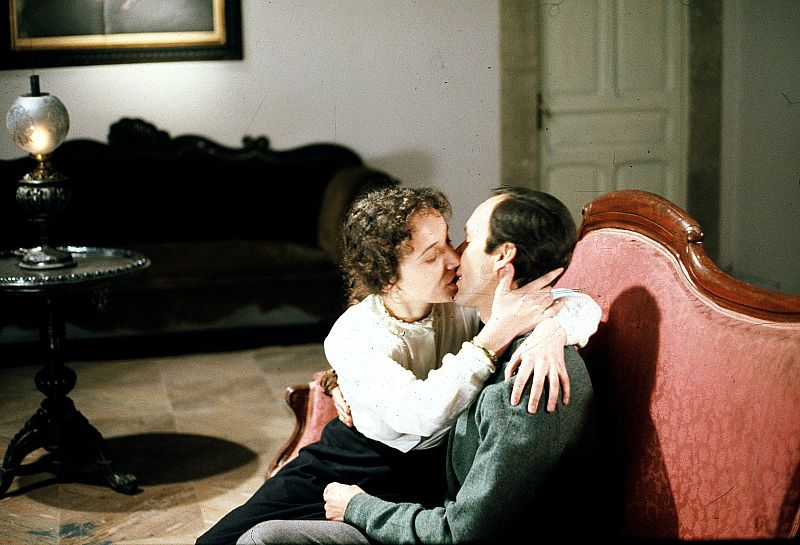 En el argumento de  "Los gozos y las sombras", Rosario, interpretada por la Rosalía Dans, suspira por el amor de Carlos Deza.