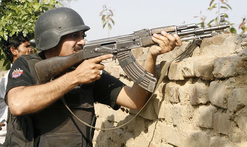 Soldado paquistaní disparando a terroristas en academia de policía en Lahore