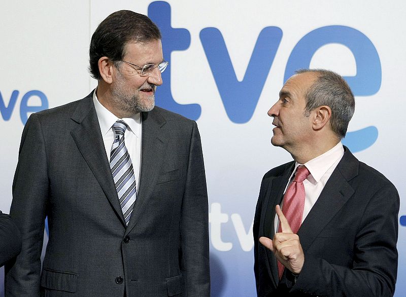 Mariano Rajoy conversa con el presidente de la corporación RTVE, Luis Fernández