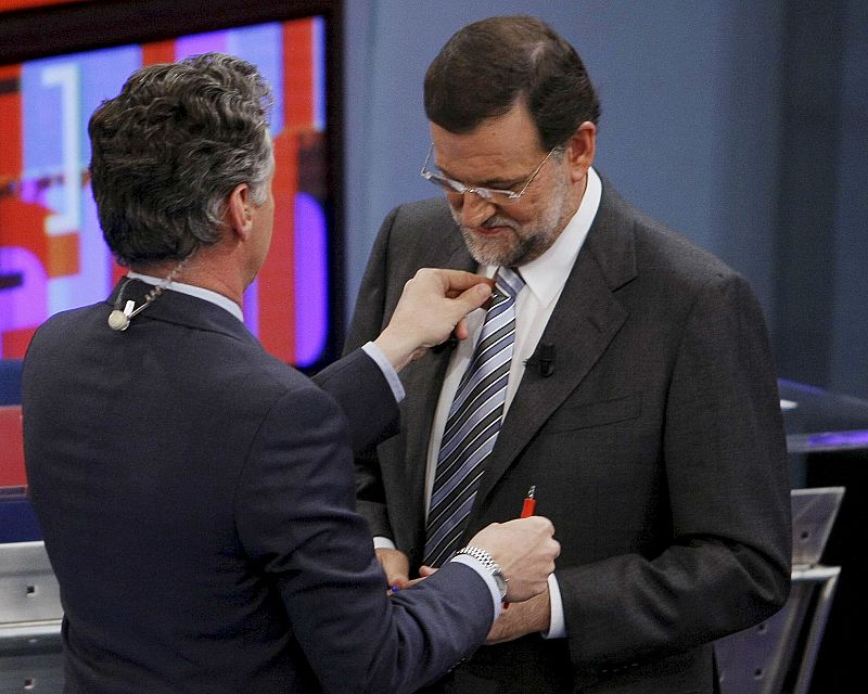 Lorenzo Milá coloca el micrófono a Mariano Rajoy