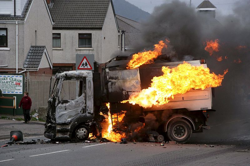 Los incendios se han registrado al oeste de Belfast y han sido varios los camiones afectados.