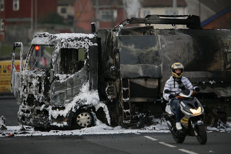 En este estado quedó uno de los camiones incenciados.