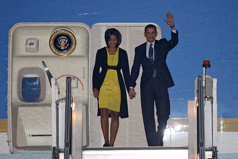 Barack Obama, con su mujer Michelle, en su primer viaje como presidente de EE.UU.