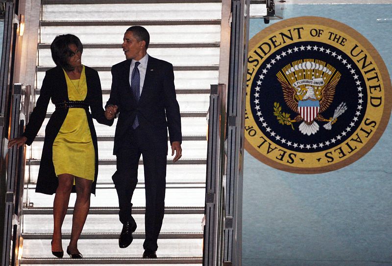 Obama y Michelle bajan del Air Force One en Londres