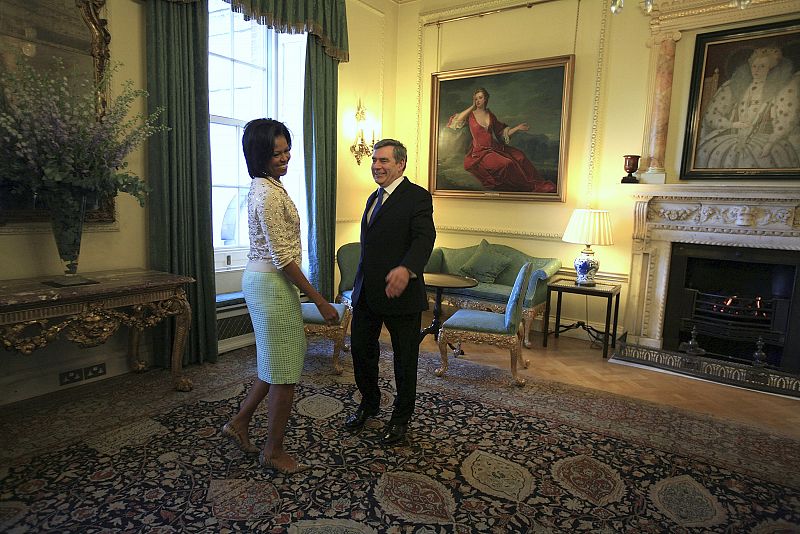 Michelle Obama charla con Gordon Brown en la residencia de éste