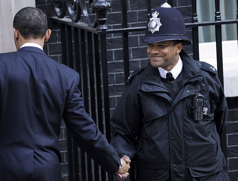 EL presidente de EE.UU. saluda a un 'bobby' británico a las puertas de Downing Street.