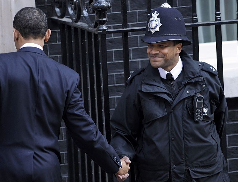 EL presidente de EE.UU. saluda a un 'bobby' británico a las puertas de Downing Street.