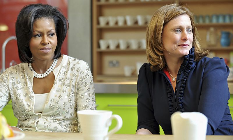 Sarah Brown y Michelle Obama charlan de forma distendida durante la visita a un centro oncológico en Londres